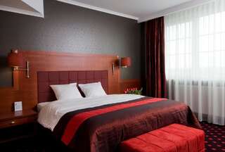 Отель Hotel Panorama Мщонув Улучшенный номер с кроватью размера «queen-size»-1